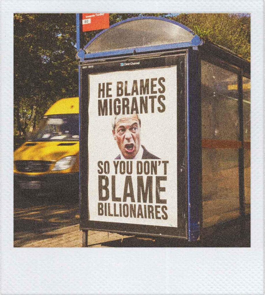 manifesto riporta la faccia di un Nigel Farage urlante; con i due testi: He Blames Migrants /
So you don't blame billionaires

Traducibile in: Lui incolpa i migranti / Così tu non dai la colpa ai miliardari