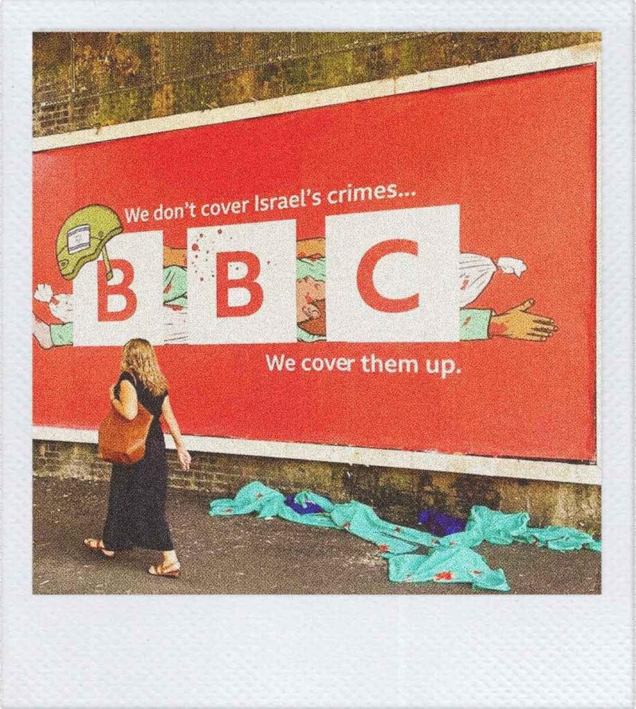 L'immagine mostra un grande cartellone pubblicitario su un muro di mattoni sotto un ponte, di Londra. Il logo della BBC copre il disegno di alcune persone morte, il testo riporta: "We don't cover Israel's crimes... We cover them up."